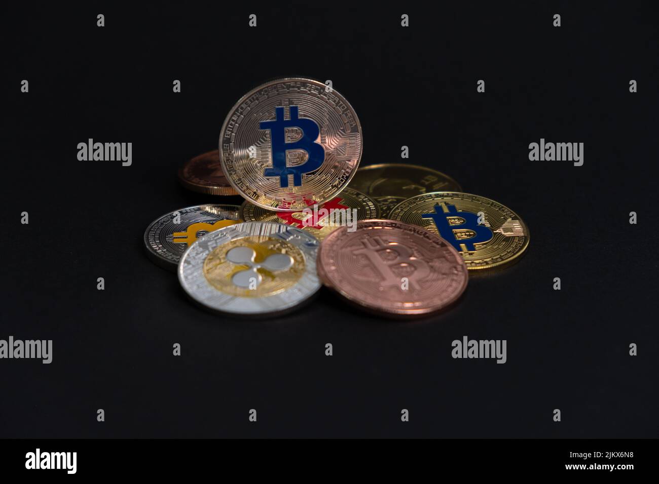 Moneta d'argento Bitcoin su molte monete digitali, su sfondo grigio. Bitcoin - BTC bit Coin - Crypto valuta. Foto Stock