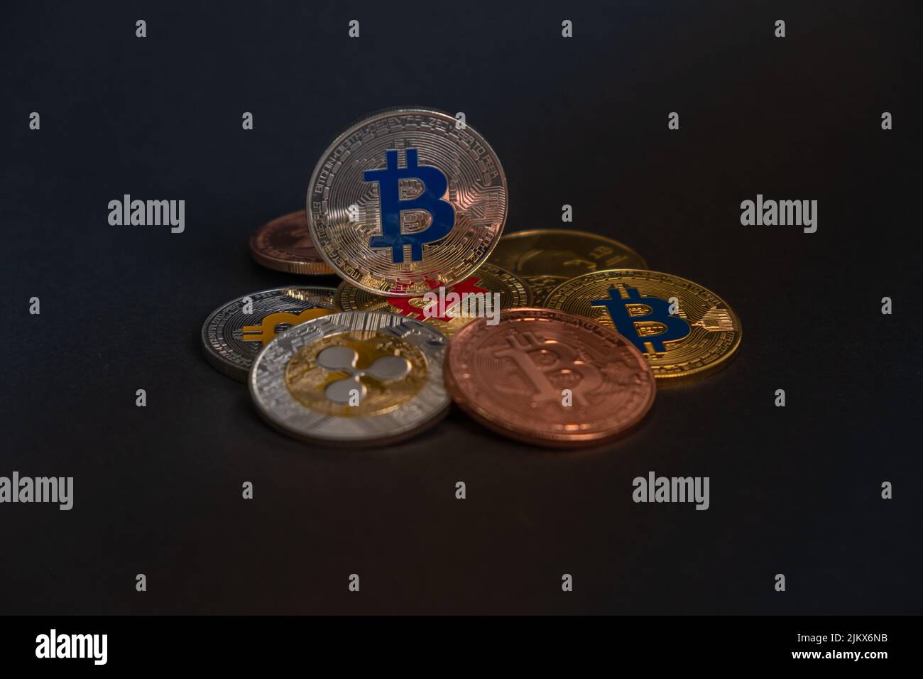 Moneta d'argento Bitcoin su molte monete digitali, su sfondo grigio. Bitcoin - BTC bit Coin - Crypto valuta. Foto Stock