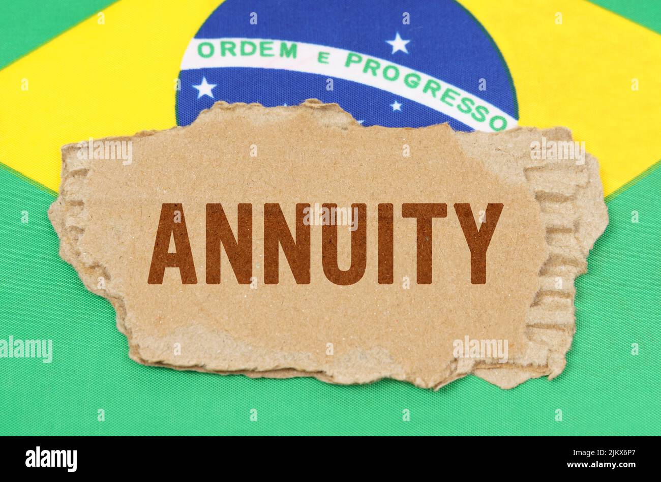 Concetto di business e finanza. Sullo sfondo della bandiera del Brasile si trova cartone con l'iscrizione - ANNUALITÀ Foto Stock