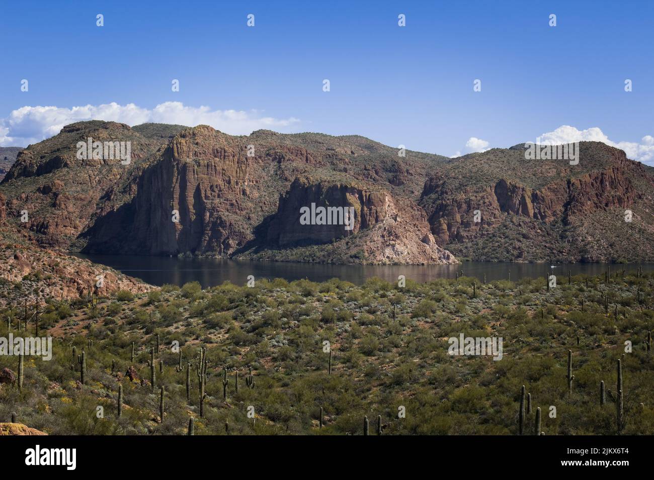 Aspre colline rocciose sulla riva del lago Canyon, Arizona Foto Stock