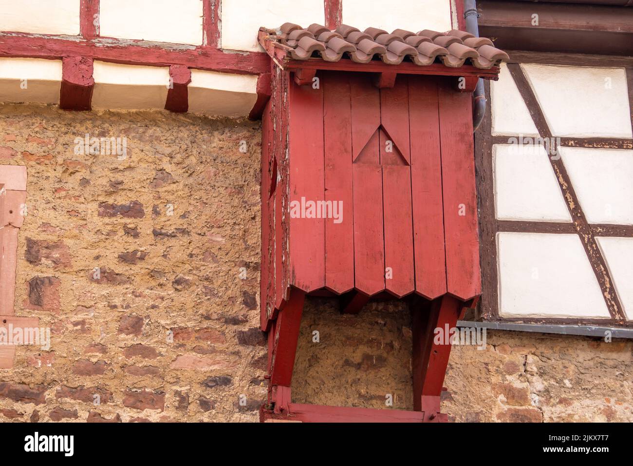 Esterno medievale servizi igienici in legno o garderobe in una casa a graticcio nel villaggio della germania meridionale. Foto Stock