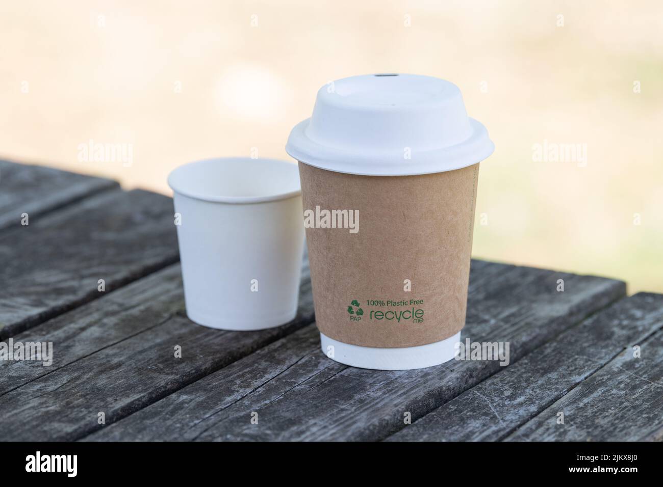 tazza di carta compostabile senza plastica e coperchio per bevande calde - regno unito Foto Stock