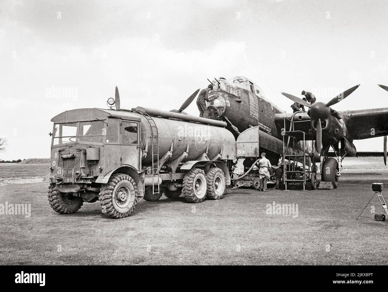 L'Avro Lancaster B i R5868 'S-Sugar' si rifornisce alla RAF Hunsdon, Essex, Inghilterra, dopo aver completato l'operazione del 100th la sera precedente contro Bourg Leopold in Belgio il 12 maggio 1944. I 'Lancs' hanno visto il servizio per la prima volta con il comando di bomber della RAF nel 1942 e, quando l'offensiva dei bombardamenti strategici sull'Europa si è impetuata, è diventato il principale velivolo per le campagne di bombardamento notturne che seguirono. Foto Stock