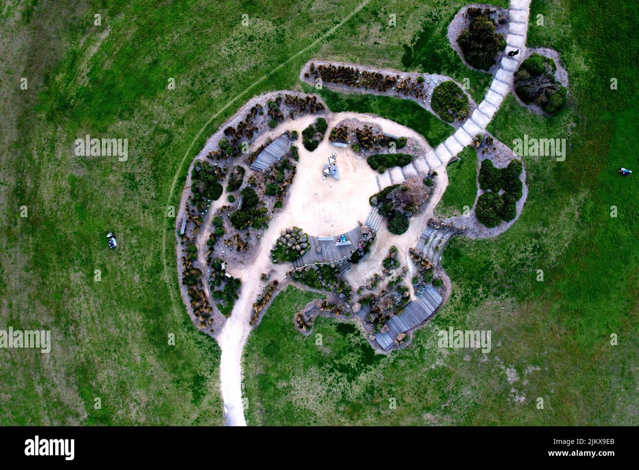 Una vista aerea di un parco con panchine in pietra e piante Foto Stock