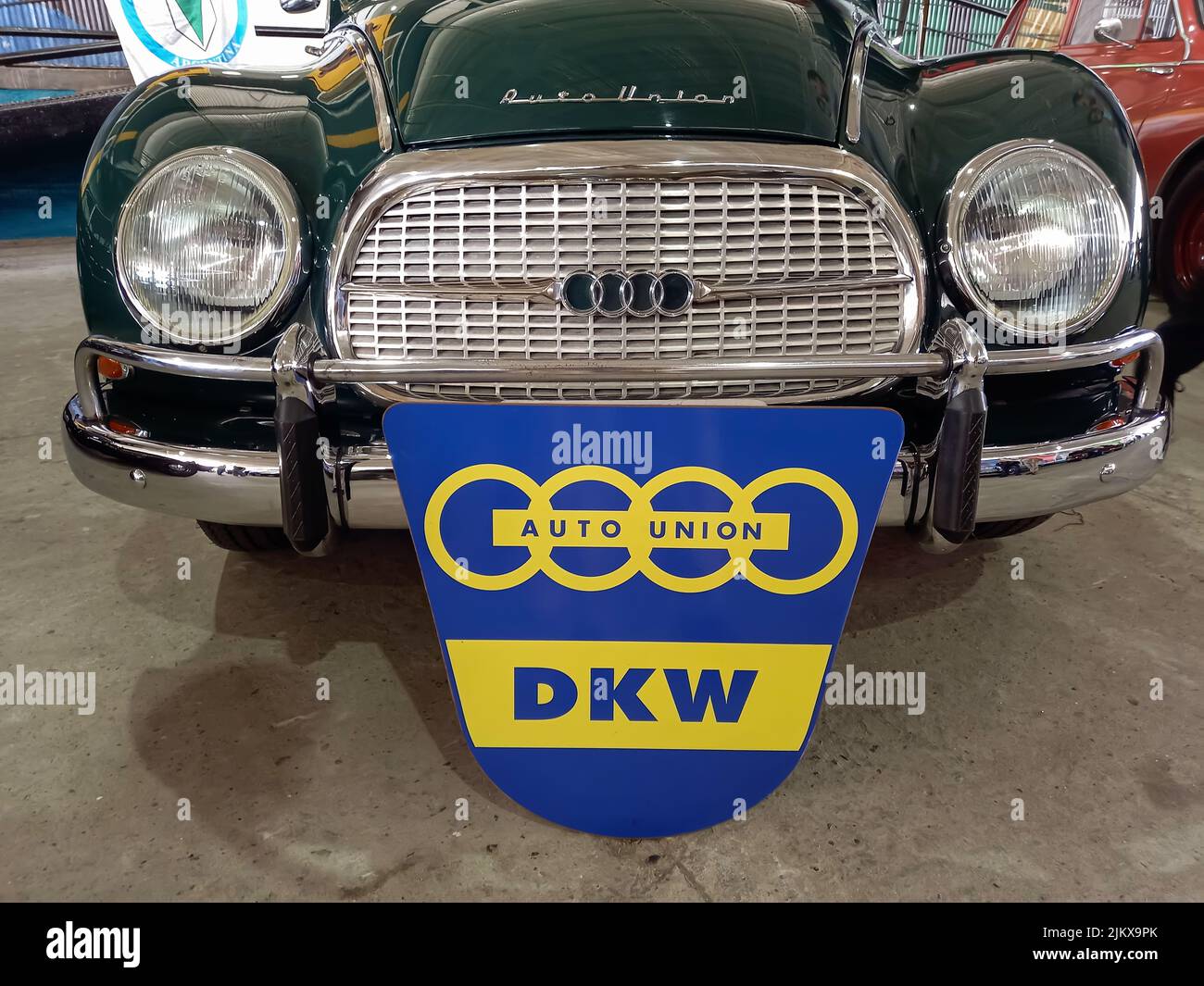 Avellaneda, Argentina - Apr 3, 2022: Vecchio logo di auto Union blu e giallo e marchio sulla griglia di un DKW 1000 S Sedan 1960s. Foto Stock