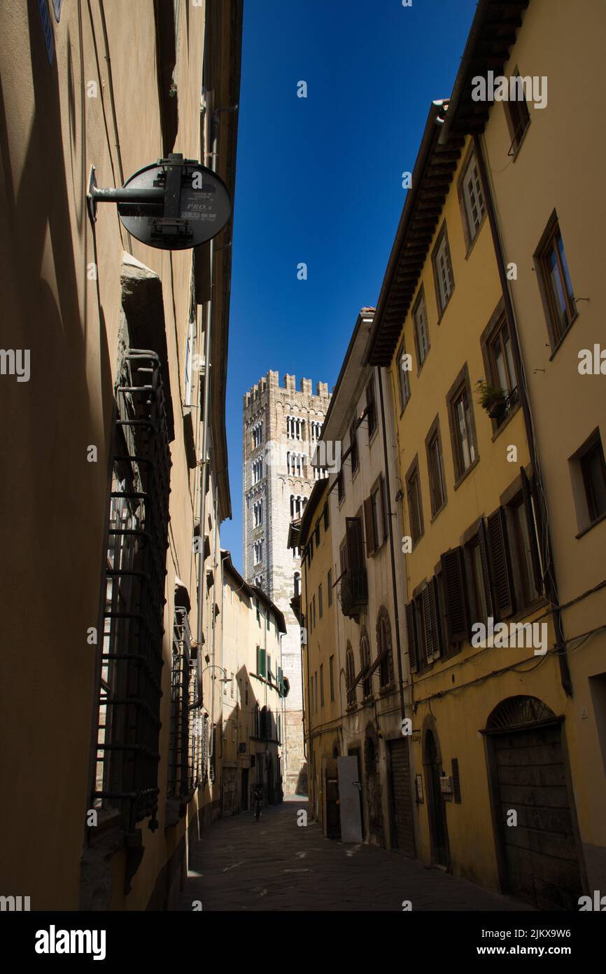 Una stradina nel centro storico medievale della città toscana di Lucca, in Italia Foto Stock