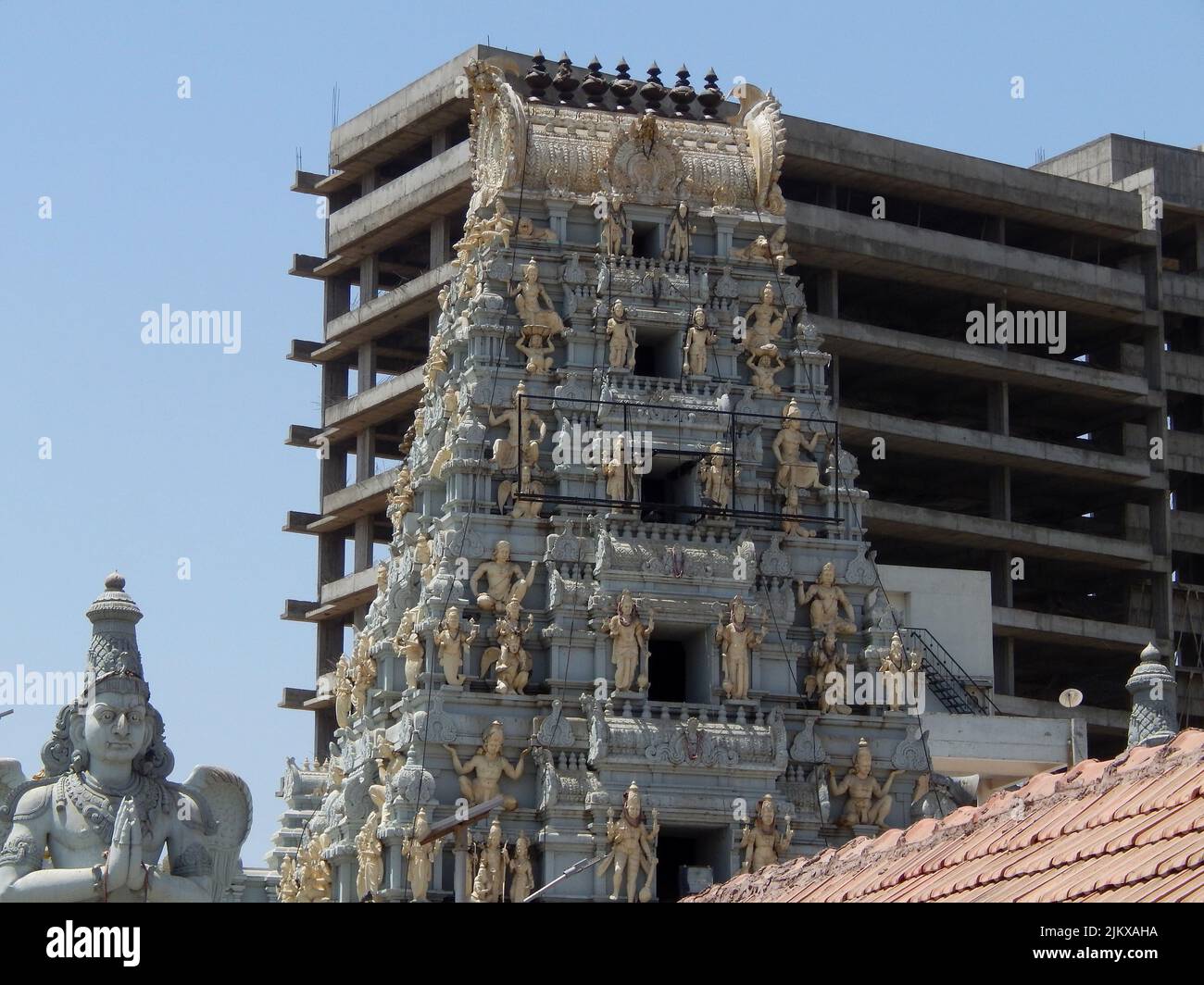 La vista del tempio Shree Balaji contro il cielo blu. Ahmedabad, India. Foto Stock