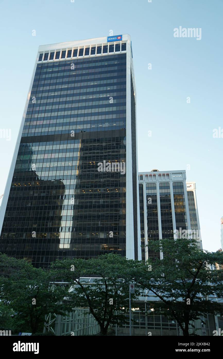 Una foto verticale degli alti edifici con finestre di vetro a Vancouver, Canada Foto Stock