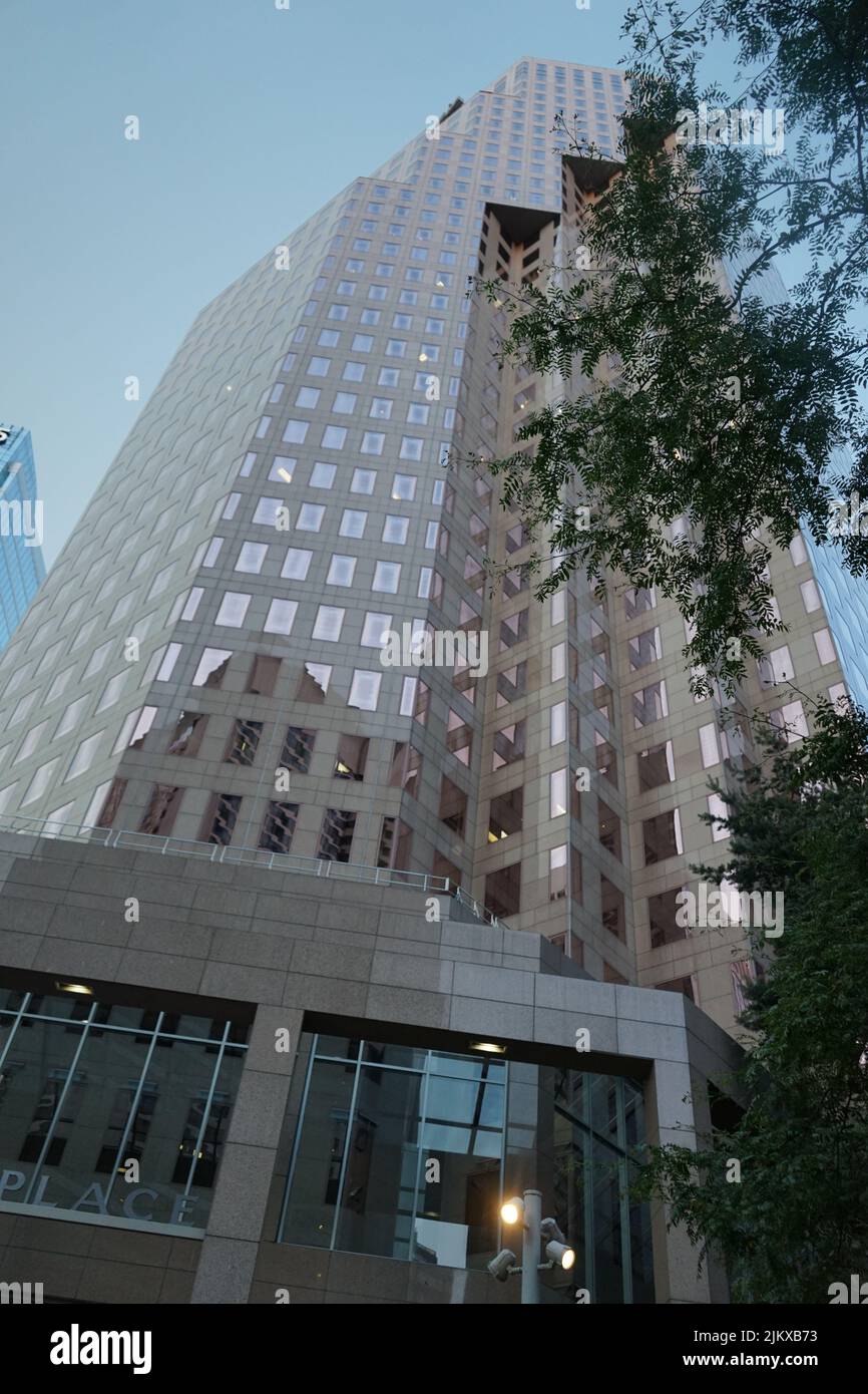 Una vista verticale ad angolo basso di un alto e moderno edificio con finestre di vetro a Vancouver, Canada Foto Stock