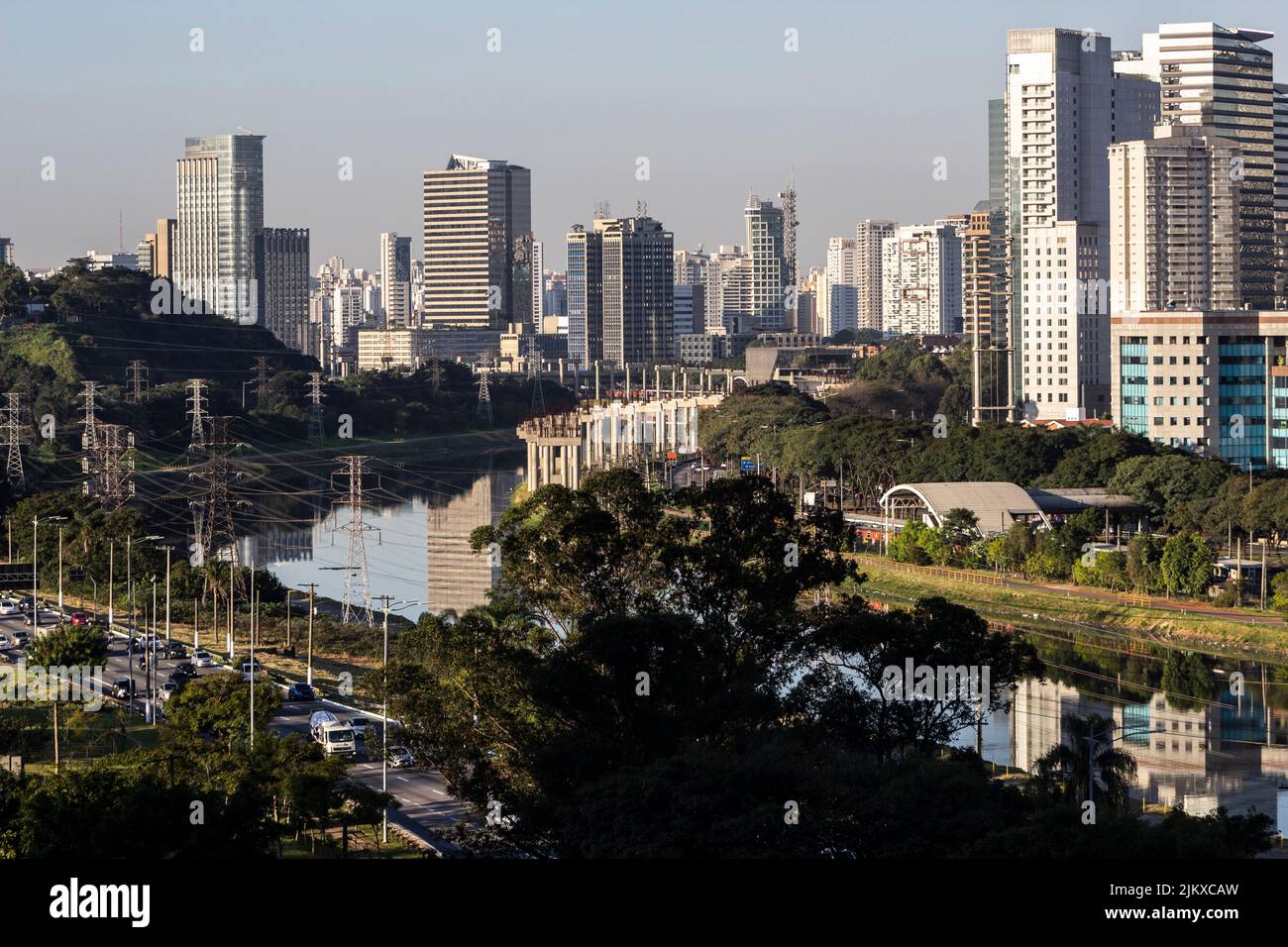 Skyline della città, con Marginal Avenue e fiume Pinheiros in primo piano, nella zona sud di San Paolo, Brasile Foto Stock