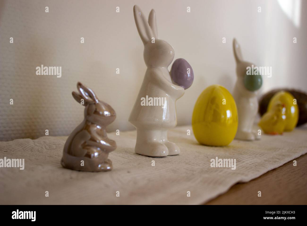 Un primo piano di coniglio di pasqua e uova Foto Stock
