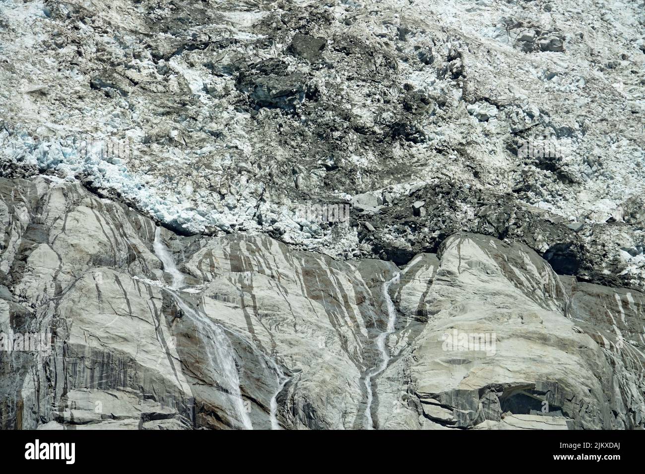 Cambiamenti climatici. Vista sul ghiacciaio della Brenva che si scioglie creando grandi cascate. Courmayeur, Italia Foto Stock