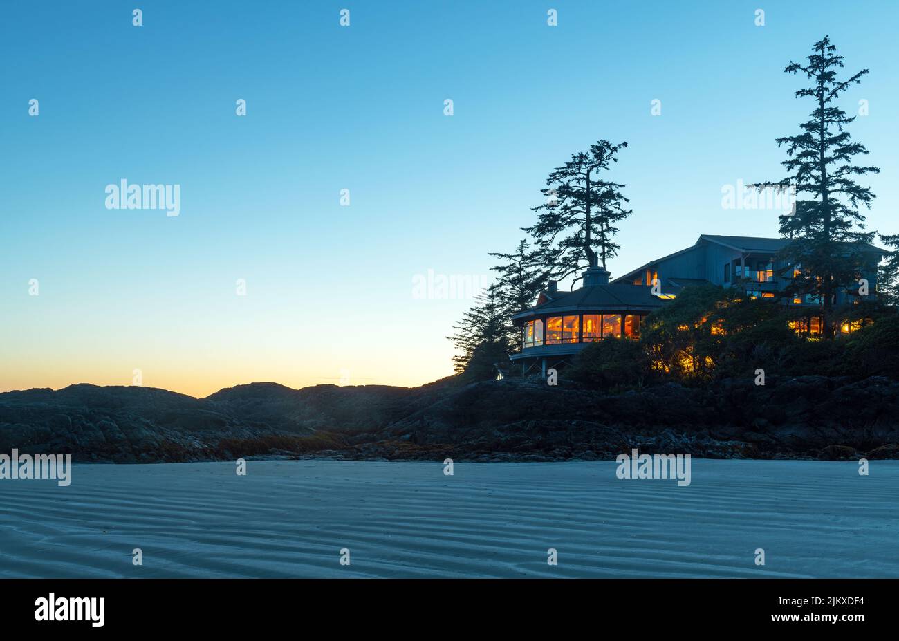 Edificio dell'hotel visto dalla spiaggia di Chesterman vicino a Tofino, Vancouver Island, British Comumbia, Canada. Foto Stock