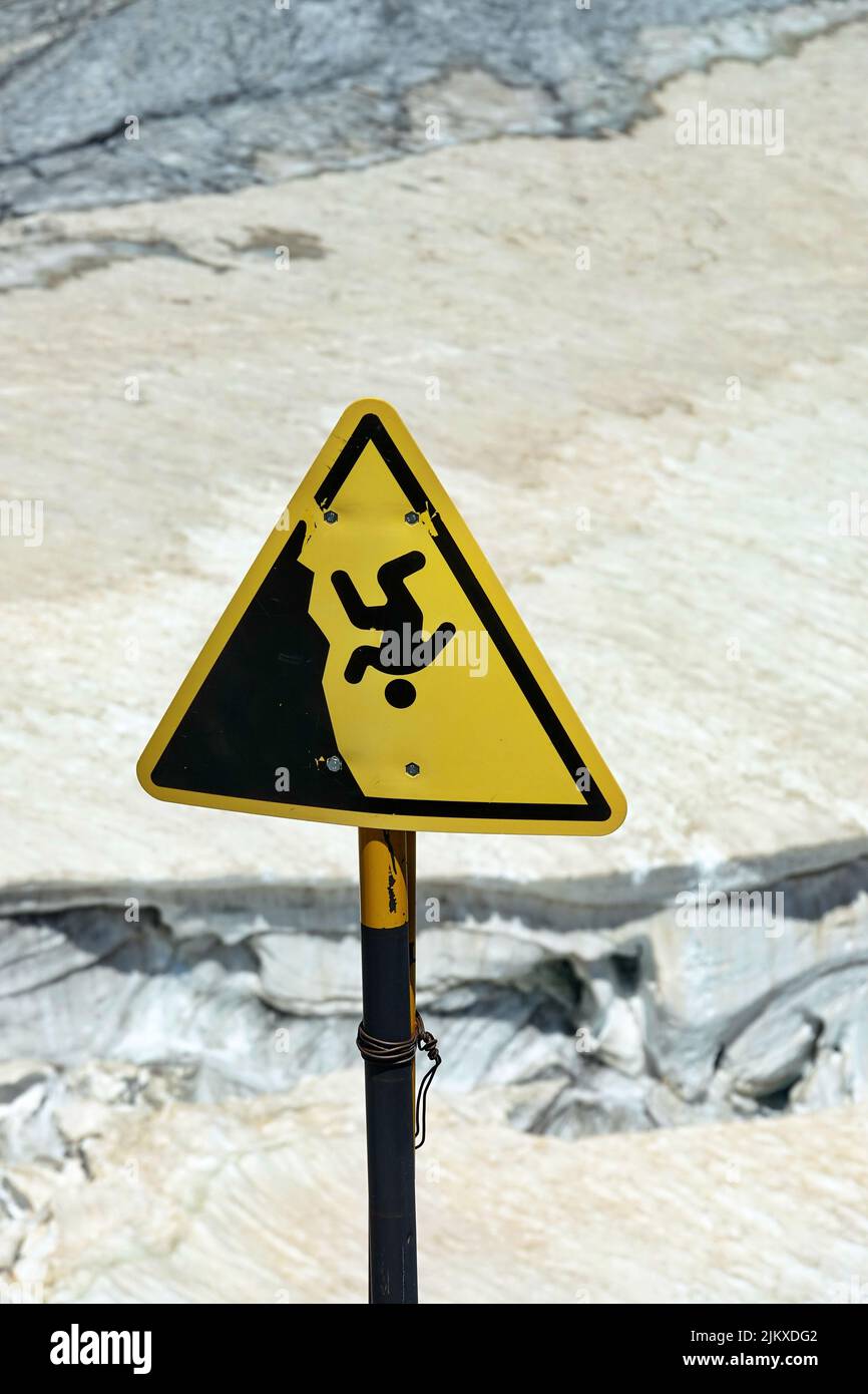 Segnale di avvertimento in montagna, cadendo dal ghiacciaio Foto Stock