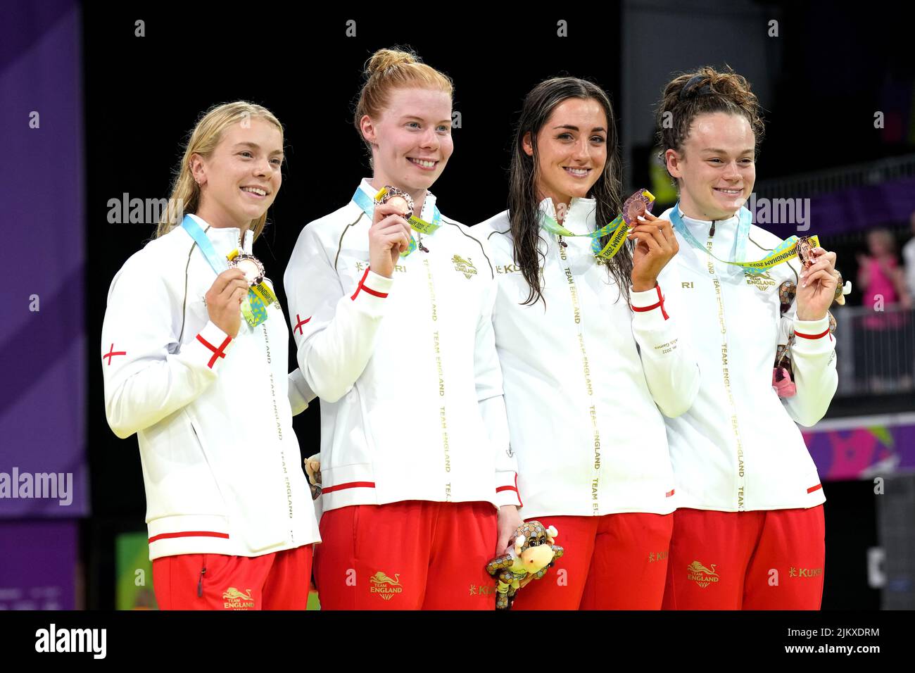 Anna Hopkin, Laura Stephens, Molly Renshaw, Lauren Cox celebrano con le medaglie di bronzo nella finale femminile di Medley Relay 4 x 100m al Sandwell Aquatics Center il sesto giorno dei 2022 Giochi del Commonwealth di Birmingham. Data foto: Mercoledì 3 agosto 2022. Foto Stock