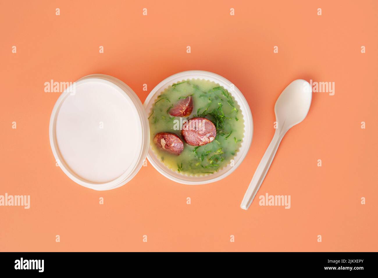 Zuppa di Caldo Verde con verdure e chorizo tritato Foto Stock