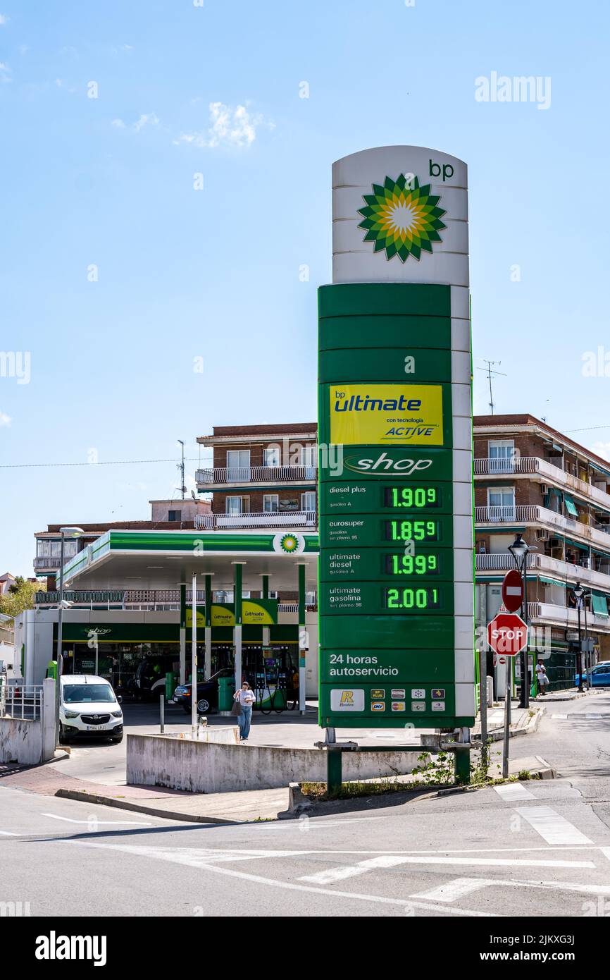 Arganda del Rey, Spagna. Aprile 18, 2022. Cartello illuminato con i prezzi di una stazione di servizio BP. Foto Stock