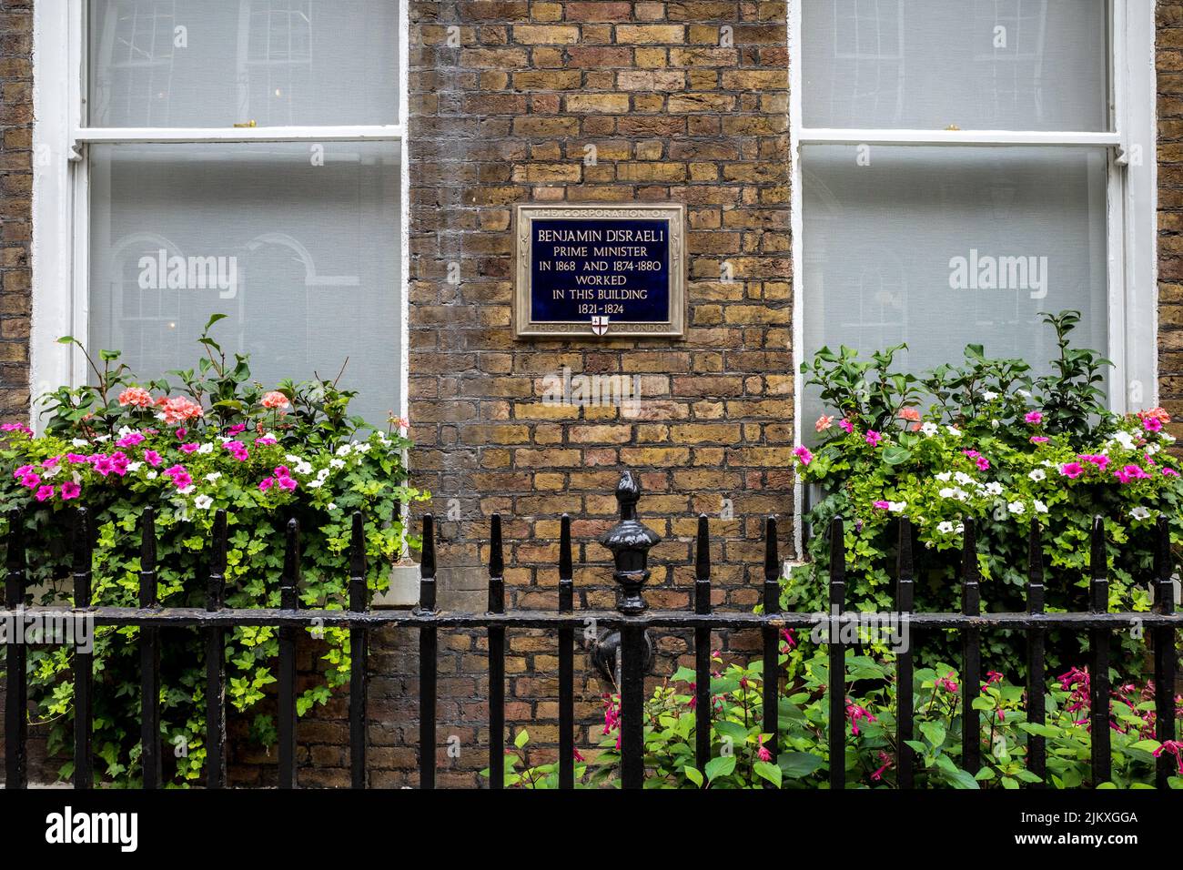 Targa blu Benjamin Disraeli ha lavorato qui 1821-1824. Edificio che oggi ospita la Mercers Livery Company a 6 Frederick's Place, Old Jewry, Londra. Foto Stock