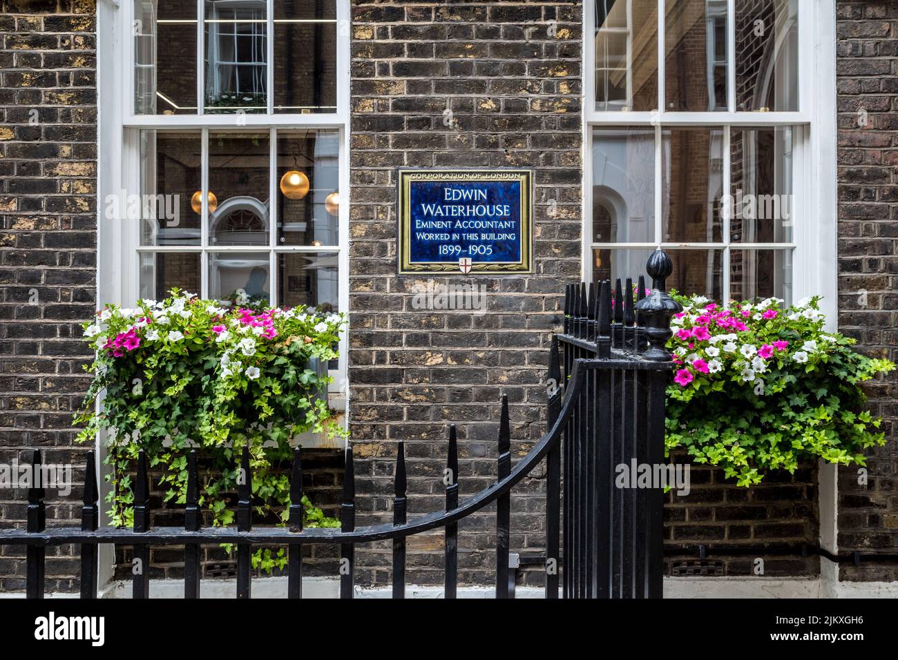 Targa blu - Edwin Waterhouse eminente contabile lavorato in questo edificio 1899-1905 - situato a Fredericks Place Londra. Foto Stock