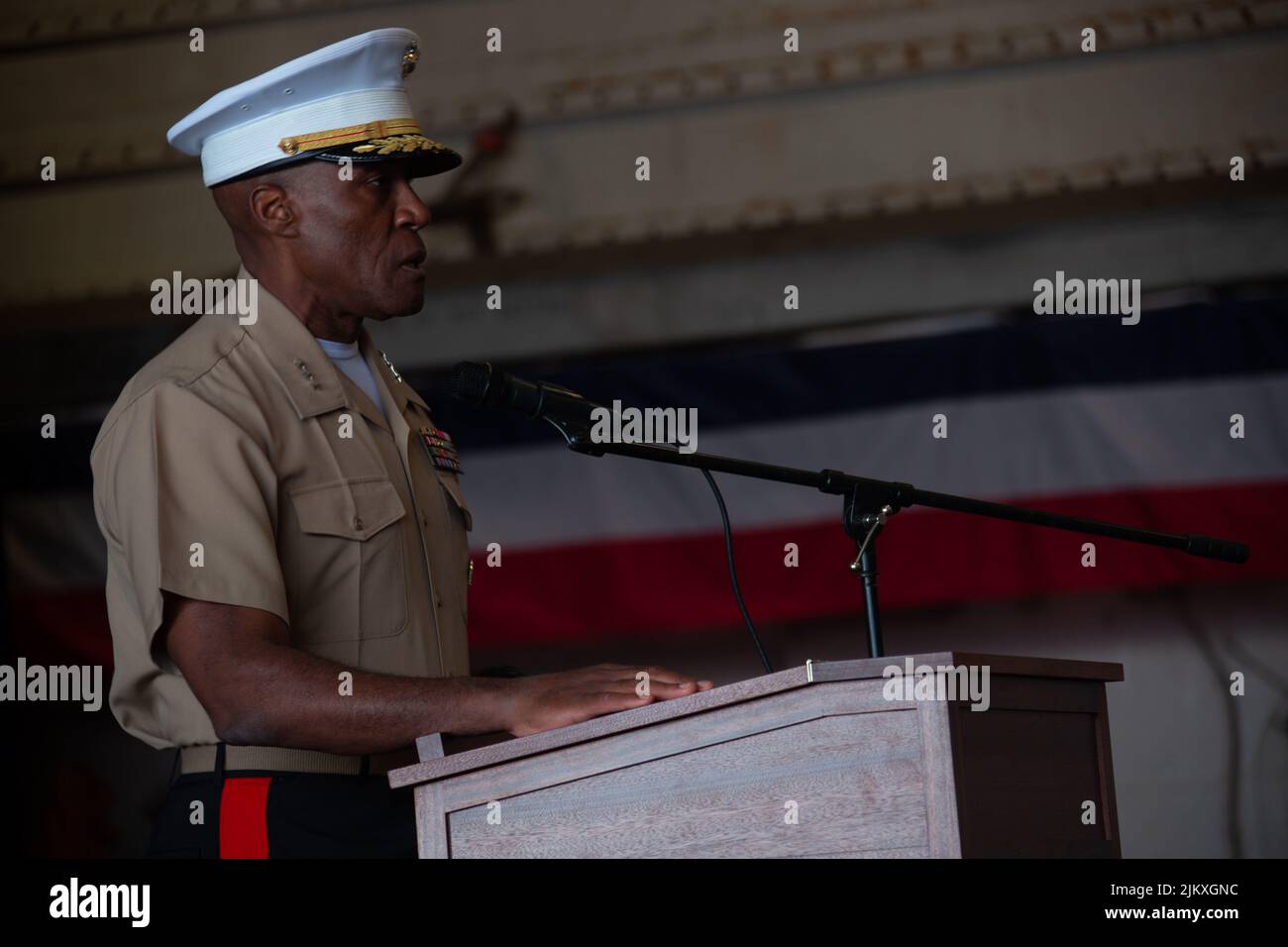 Michael E. Langley, comandante generale del comando delle forze marine, si rivolge agli ospiti a bordo della USS Bataan durante una cerimonia di apertura alla Fleet Week di New York, 25 maggio 2022 a New York. Langley diventerà il primo generale a quattro stelle nere nella 246 storia dei Marines, dopo che il Senato ha confermato la sua promozione il 3rd agosto 2022. Foto Stock