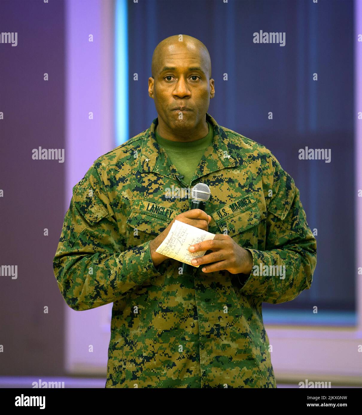 Langley, ufficiale comandante della Brigata militare Marine Expeditionary Brigade del 2nd, si rivolge a Marines, marinai e alle loro famiglie di 2nd MEB durante un briefing sulla disponibilità allo spiegamento al Marston Pavilion, 20 febbraio 2018, a Camp Lejeune, North Carolina. Langley diventerà il primo generale a quattro stelle nere nella 246 storia dei Marines, dopo che il Senato ha confermato la sua promozione il 3rd agosto 2022. Foto Stock