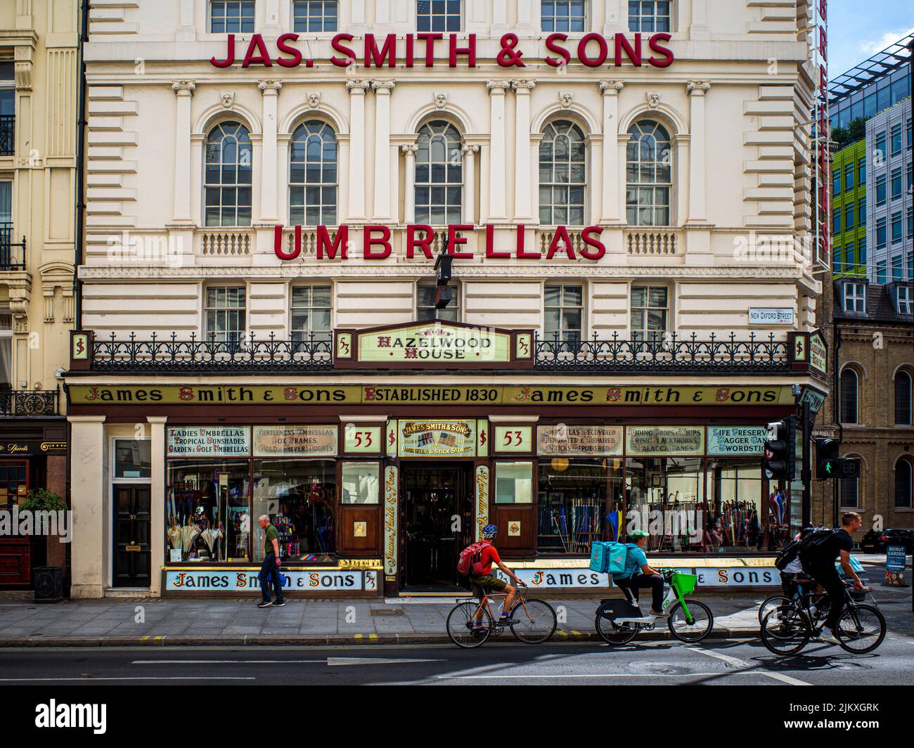 James Smith & sons ombrello Shop in New Oxford Street Londra Centrale. Negozio tradizionale vendono ombrelli e bastoni da passeggio. Fondata 1830. Foto Stock
