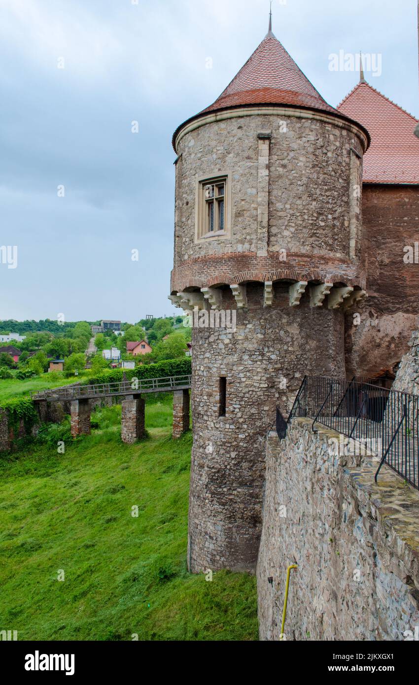 Una foto verticale della torre del Castello di Corvin, conosciuta anche come Castello di Hunyadi o Castello di Hunedoara. Romania. Foto Stock