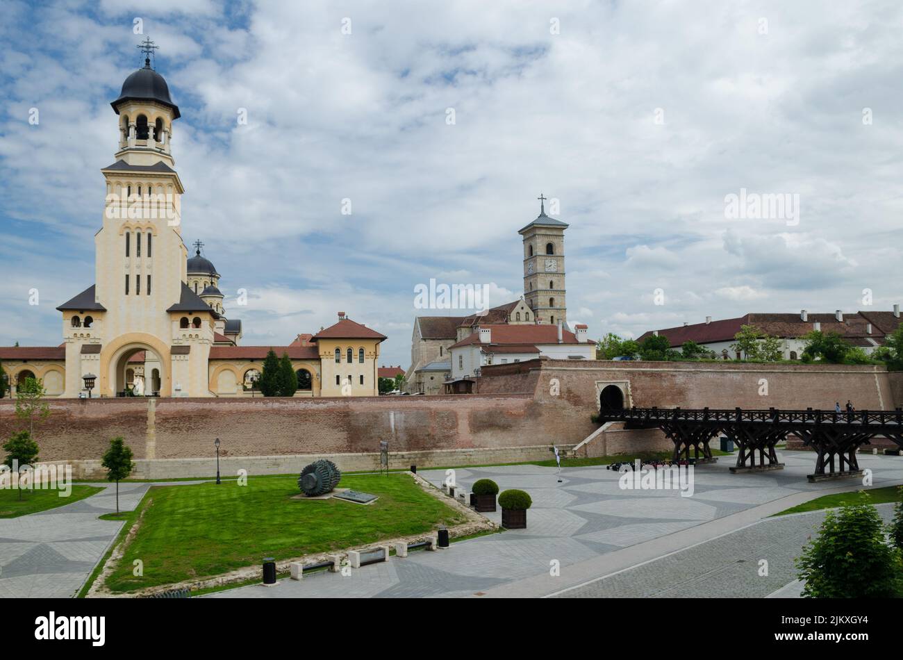 La vista del campanile della Cattedrale di Coronazione con la Cattedrale di San Michele. Alba Iulia, Romania. Foto Stock
