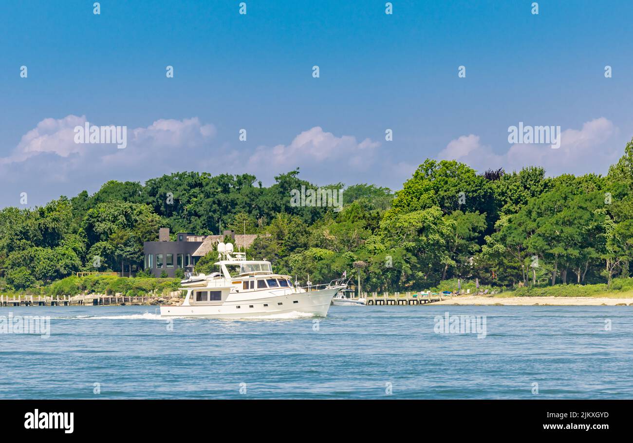 Yacht a motore privato, tranquillità sotto il potere off isola rifugio, ny Foto Stock