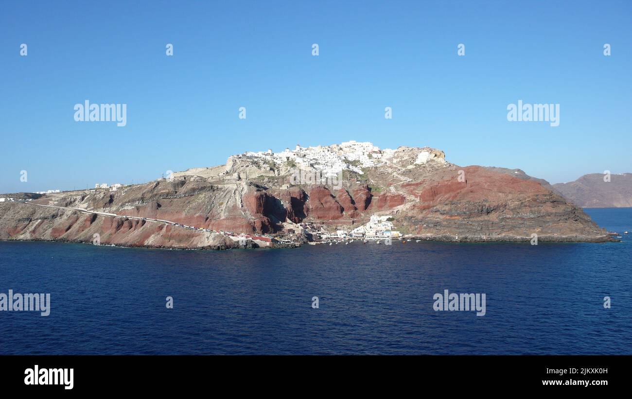 Una bella vista delle scogliere vicino al mare Egeo in Santorini (Thira) isola, Grecia Foto Stock