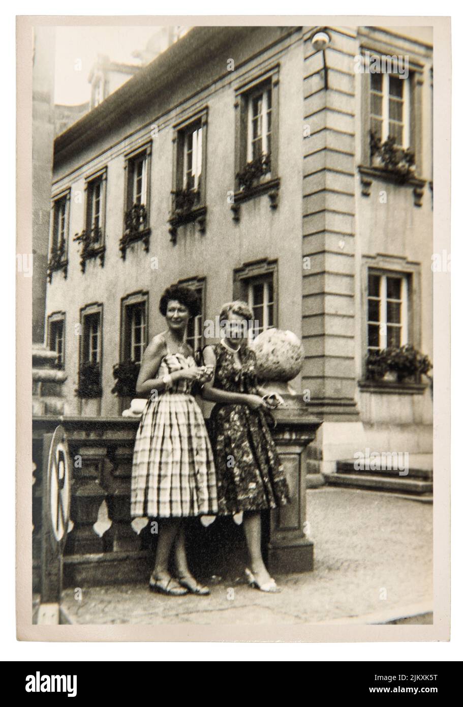 Vecchia foto di donne di moda in città all'aperto. Immagine vintage con grana originale e sfocatura da ca. 1960 Foto Stock