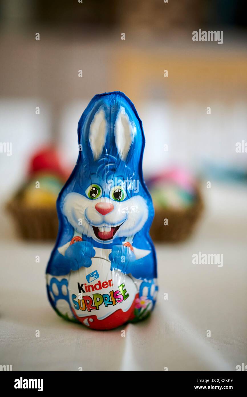 Un coniglietto pasquale al cioccolato Kinder in piedi su un tavolo Foto Stock