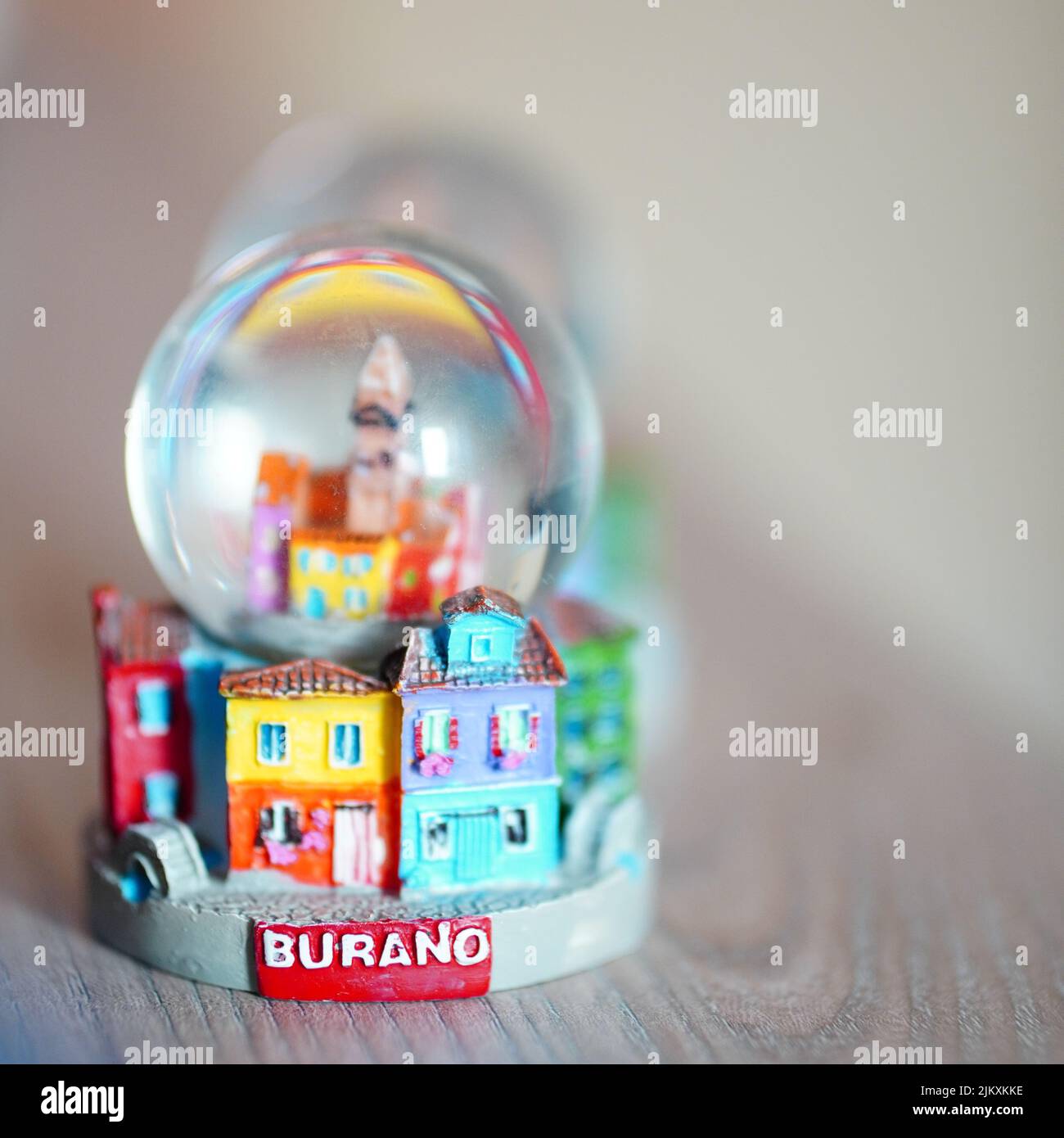 Un globo di neve ricordo della città italiana Burano su un tavolo Foto Stock
