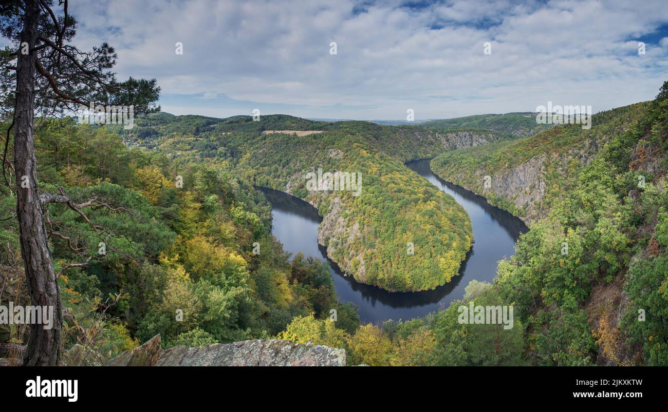 Una vista panoramica del fiume Moldava dal punto di vista del Maj a Krnany, Repubblica Ceca Foto Stock