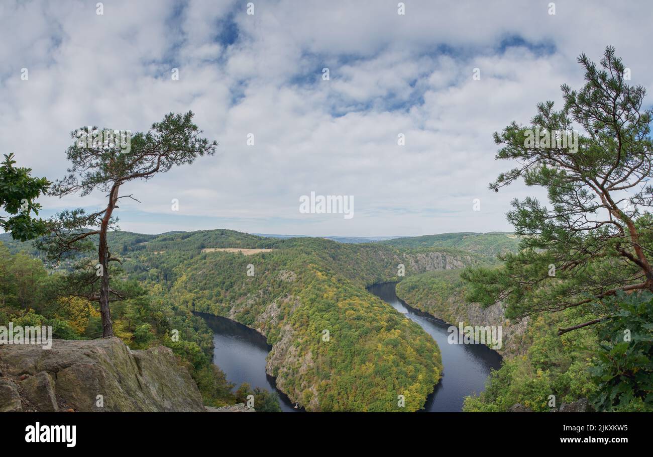 Una vista panoramica del fiume Moldava dal punto di vista del Maj a Krnany, Repubblica Ceca Foto Stock