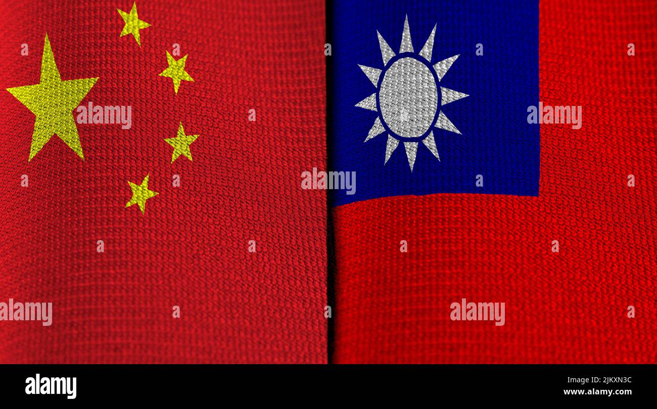 Bandiere di Cina e Taiwan su tessuto piegato. Concetto di relazioni politiche e di tensione tra le due entità. Foto Stock