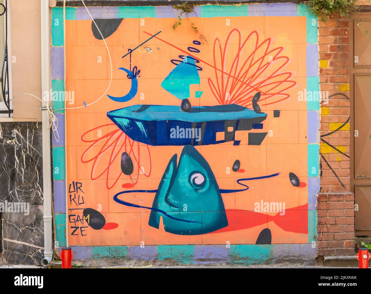 Murale colorato con tema mare e pesce di Urku Gamze, Kadikoy, istanbul, Turchia, lato asiatico Foto Stock