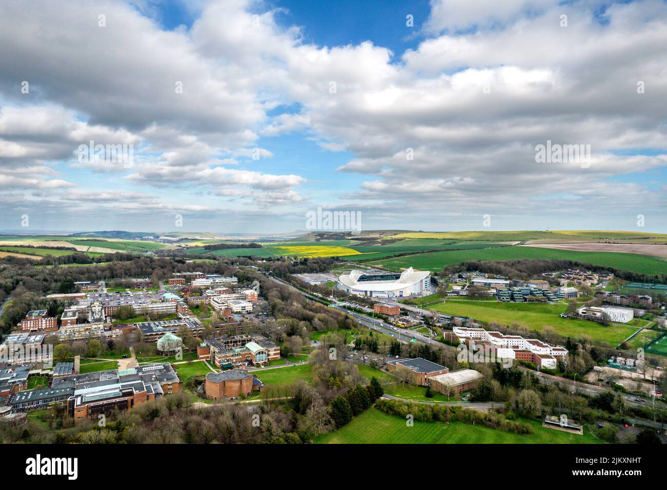 L'Università del Sussex sulla sinistra, l'American Express Community Stadium e l'Università di Brighton sulla destra, sullo sfondo si trova il parco nazionale di South Downs. Foto Stock