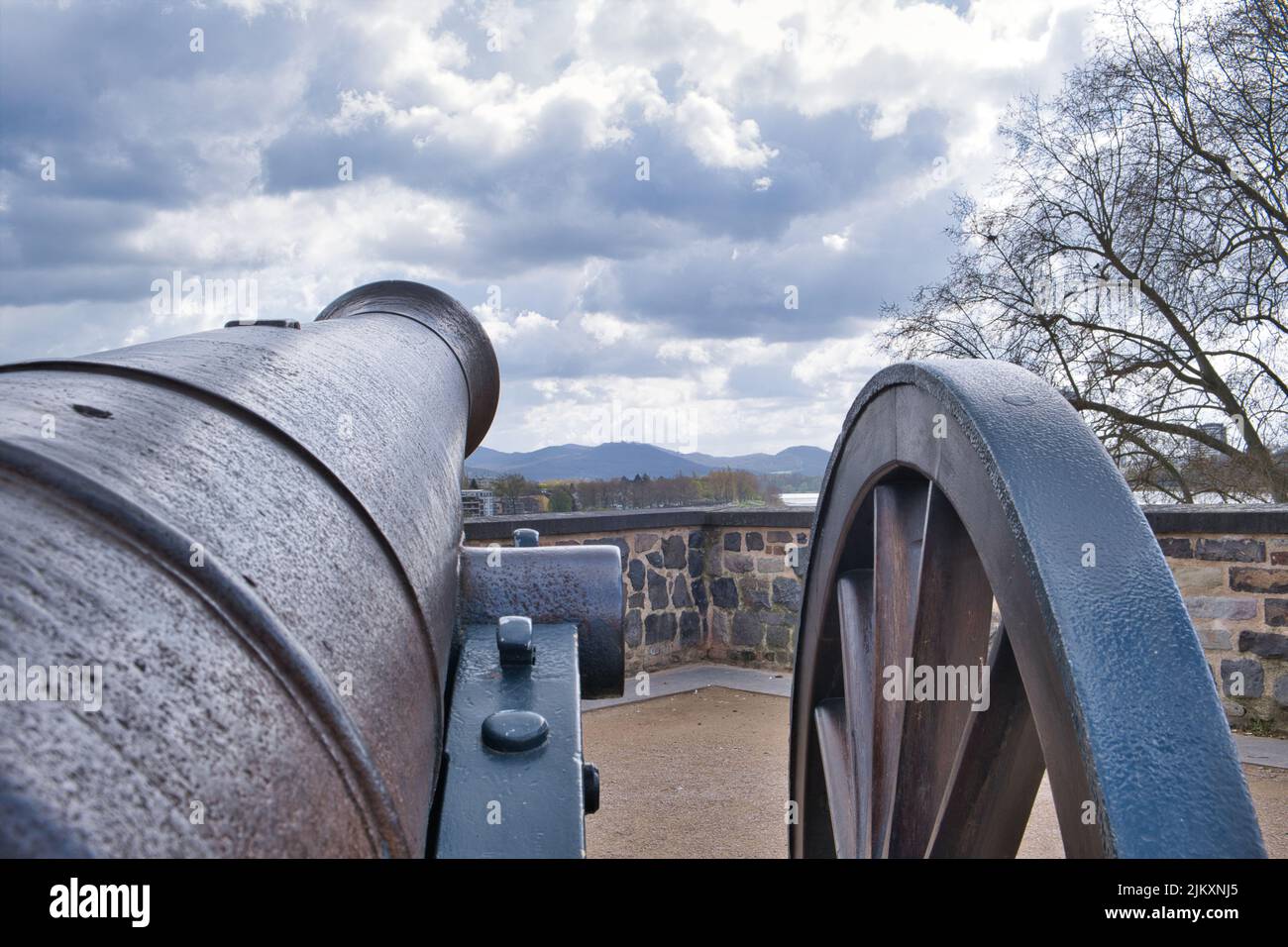 Cannone secolare sulle vecchie dogane di Bonn. Vista ravvicinata del reno da dietro. Cielo nuvoloso e spettacolare Foto Stock