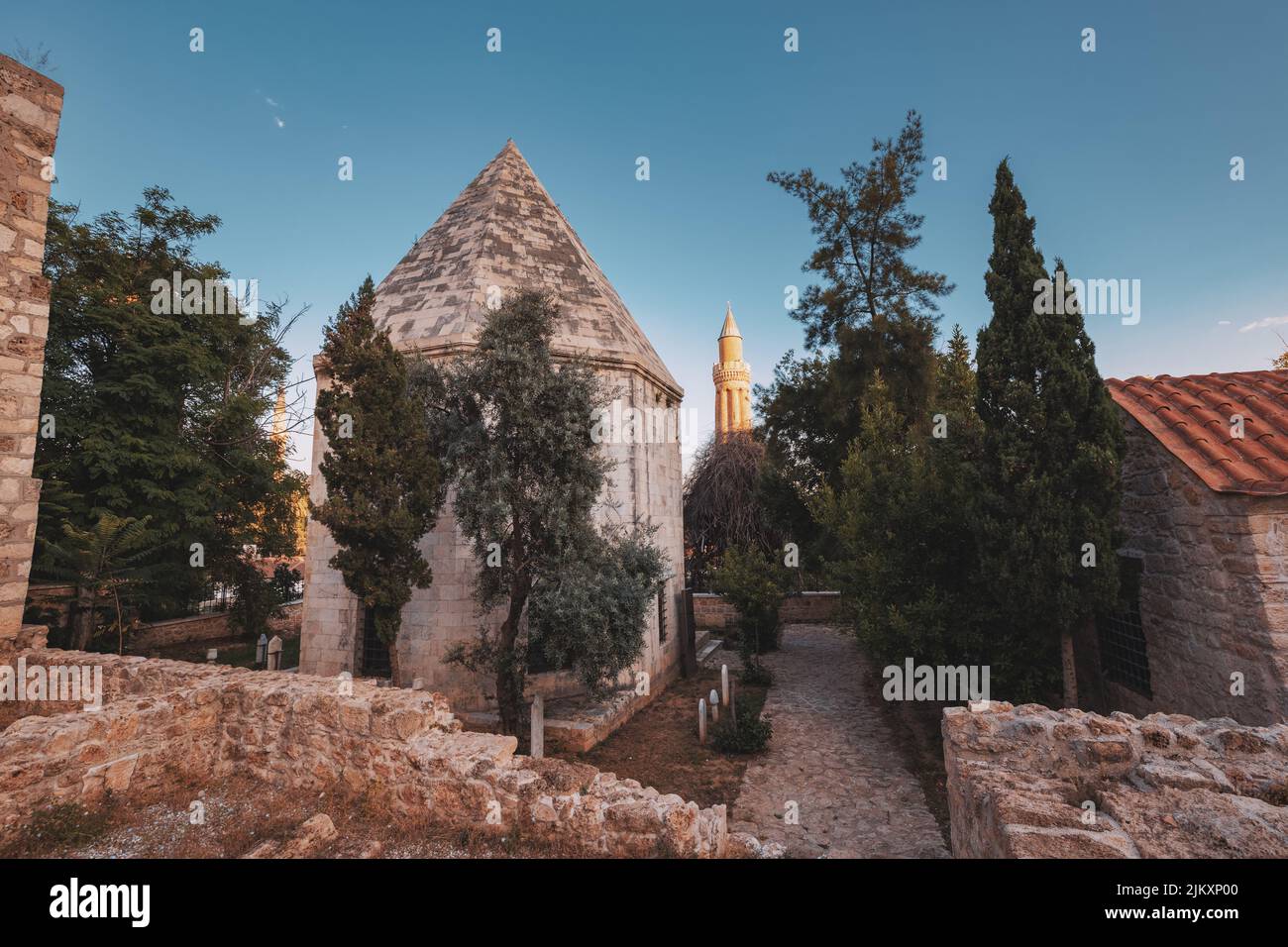 Mehmet Bey Zincirkiran Tomb e Yivli Minareto ad Antalya, Turchia Foto Stock