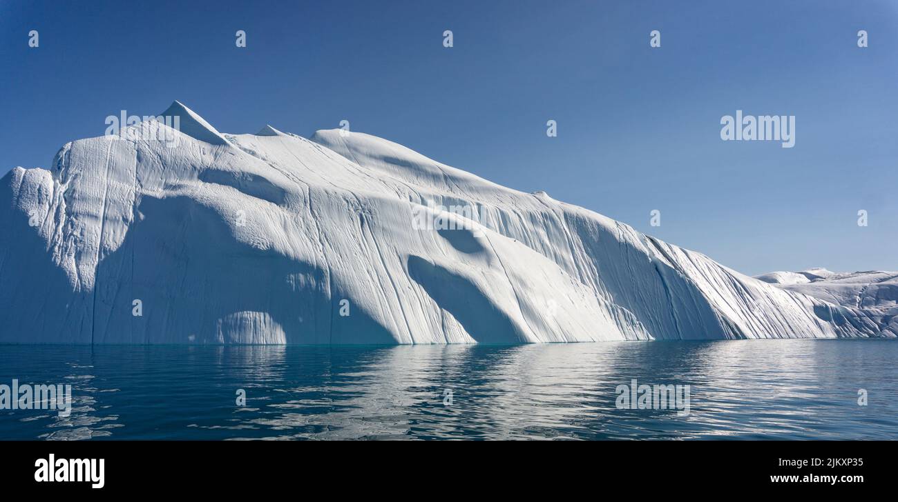 Grande iceberg torreggiante nel mare al largo di Ilulissat, Groenlandia Foto Stock
