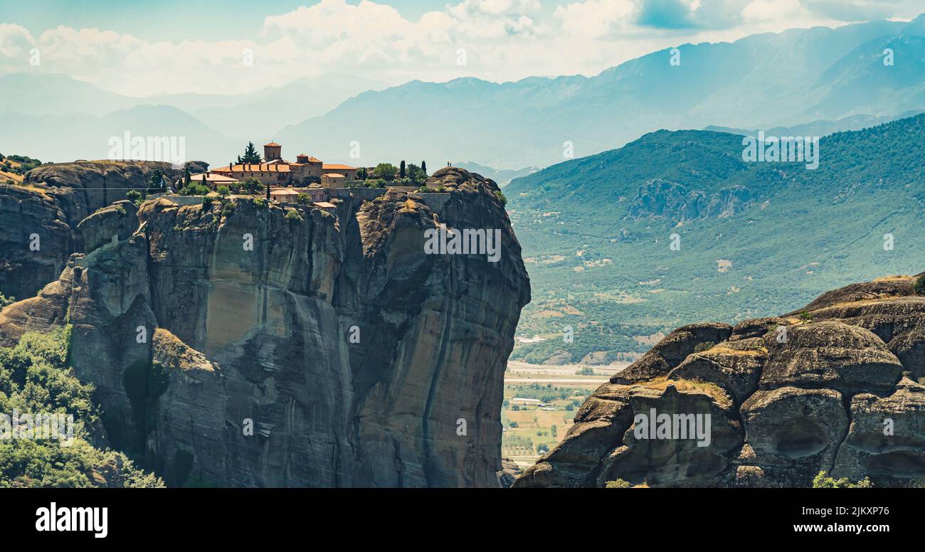 Pittoresca vista aerea della splendida formazione rocciosa e dei monasteri ortodossi di Meteora, Grecia. Sole. Montagne sullo sfondo. Foto di alta qualità Foto Stock