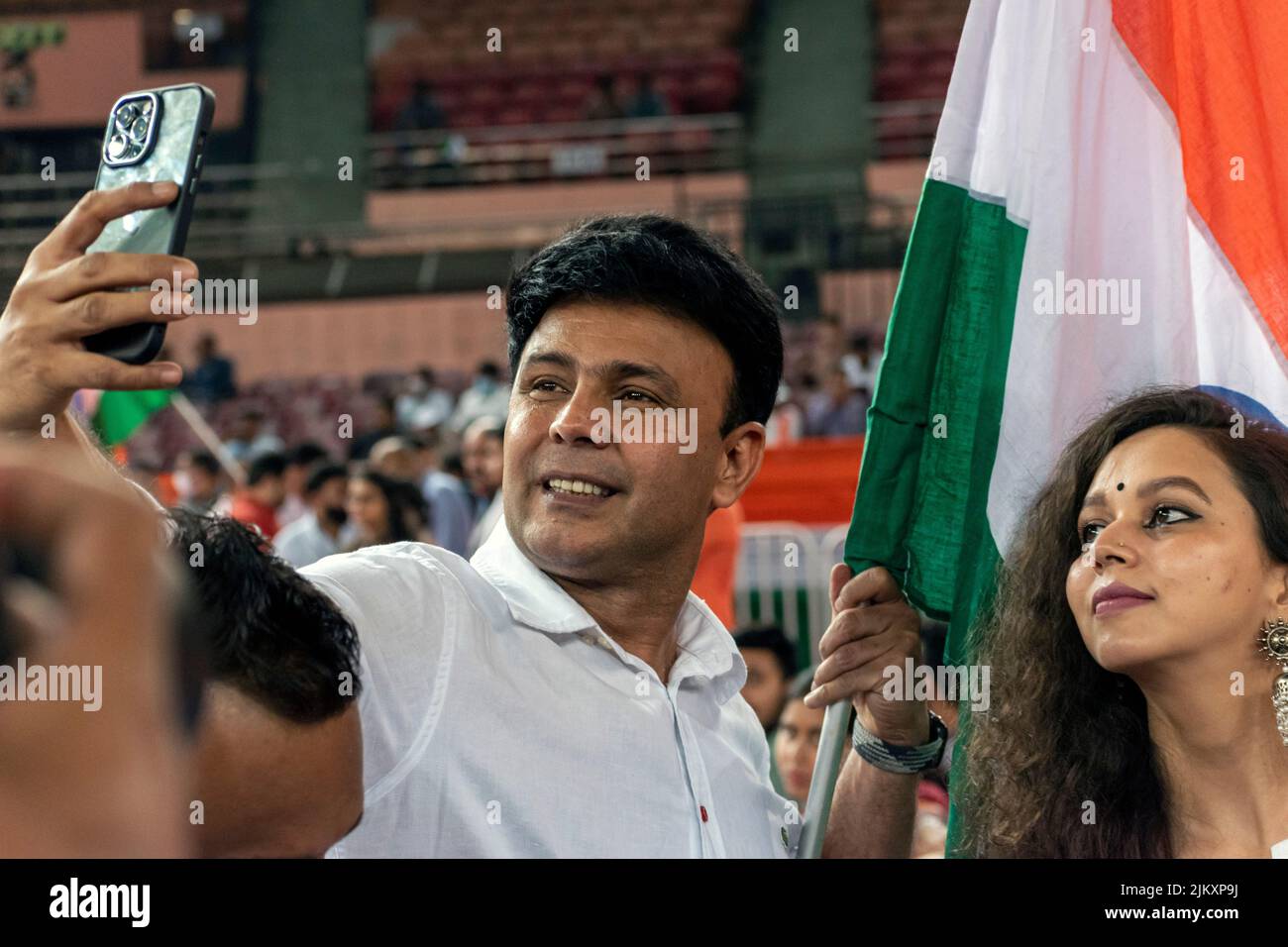 New Delhi, India. 02nd ago 2022. RJ Naved e RJ Shurti prendono selfie con la bandiera indiana a Tiranga Utsav, organizzato dal Ministero della Cultura per celebrare il contributo di Shri Pingali Venkayya alla nazione in occasione del suo anniversario di nascita 146th il 2nd agosto 2022. (Foto di Mohsin Javed/Pacific Press) Credit: Pacific Press Media Production Corp./Alamy Live News Foto Stock