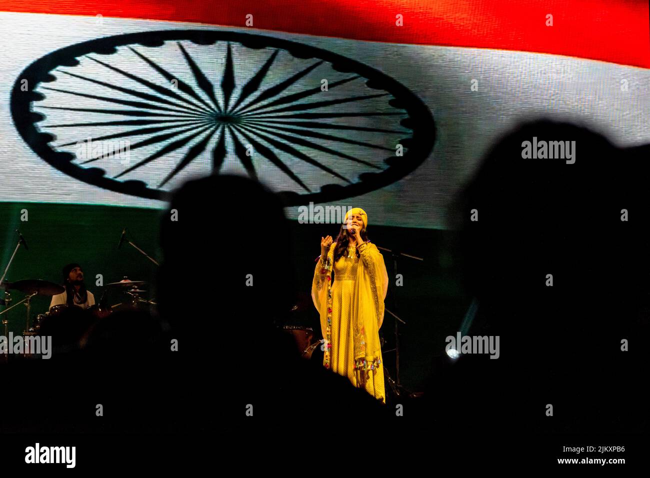 New Delhi, India. 02nd ago 2022. Harshdeep Kaur (cantante di riproduzione indiana) in esibizione a Tiranga Utsav, organizzato dal Ministero della Cultura per celebrare il contributo di Shri Pingali Venkayya alla nazione in occasione del suo anniversario di nascita 146th il 2nd agosto 2022. (Foto di Mohsin Javed/Pacific Press) Credit: Pacific Press Media Production Corp./Alamy Live News Foto Stock