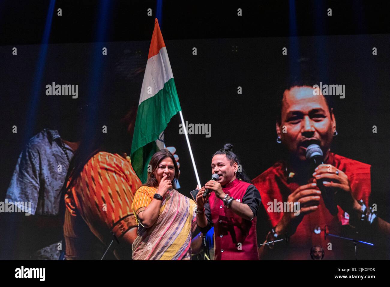 New Delhi, India. 02nd ago 2022. Kailash Kher con Meenakshi Lekhi (Ministro della Cultura dell'India) a Tiranga Utsav, organizzato dal Ministero della Cultura per celebrare il contributo di Shri Pingali Venkayya alla nazione in occasione del suo anniversario di nascita del 146th il 2nd agosto 2022.Kailash Kher è una cantante e compositore indiano. (Foto di Mohsin Javed/Pacific Press) Credit: Pacific Press Media Production Corp./Alamy Live News Foto Stock