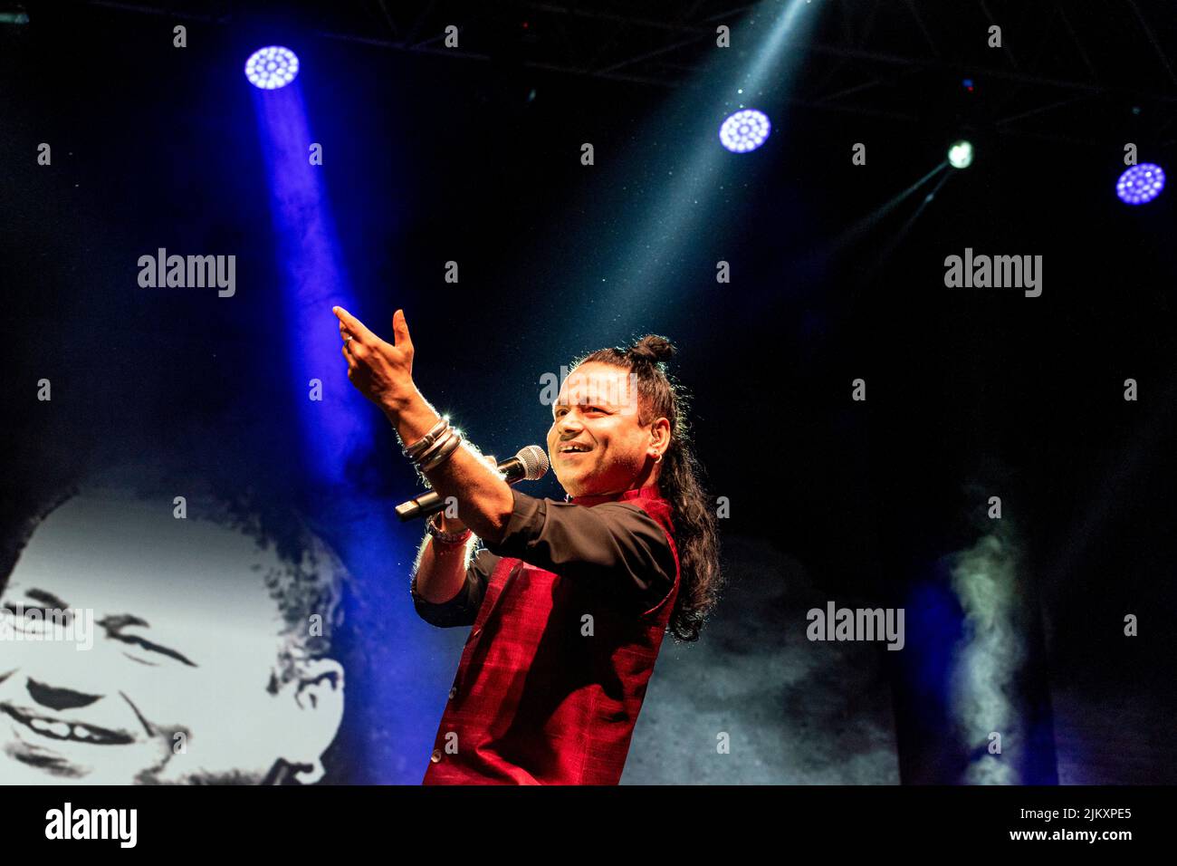 New Delhi, India. 02nd ago 2022. Kailash Kher si esibisce a Tiranga Utsav, organizzato dal Ministero della Cultura per celebrare il contributo di Shri Pingali Venkayya alla nazione in occasione del suo anniversario di nascita del 146th il 2nd agosto 2022. Kailash Kher è una cantante e compositore indiano. (Foto di Mohsin Javed/Pacific Press) Credit: Pacific Press Media Production Corp./Alamy Live News Foto Stock