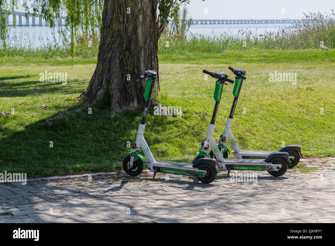 Un paio di scooter elettrici a Lime Uber in affitto a Parque das Nacoes, Lisbona Foto Stock