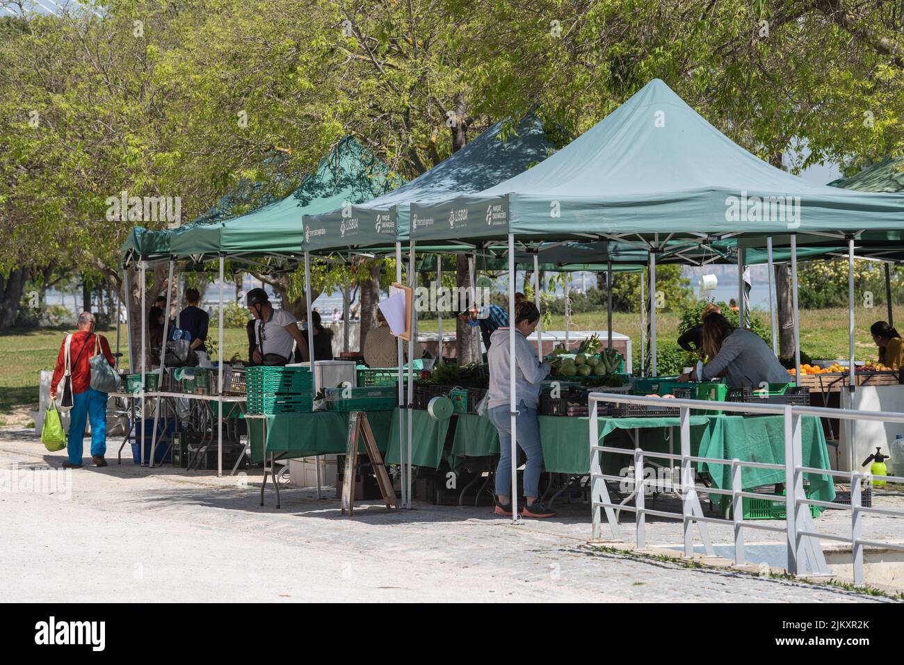 Un piccolo mini market con prodotti freschi nel giardino Parque das Nacoes, Lisbona Foto Stock