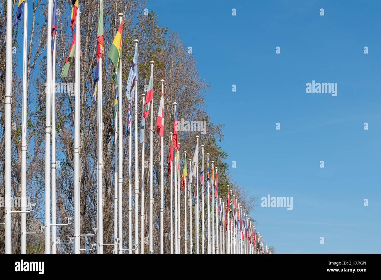 Le numerose bandiere di tutti i paesi presenti all'EXPO 98 a Parque das Nacoes Foto Stock