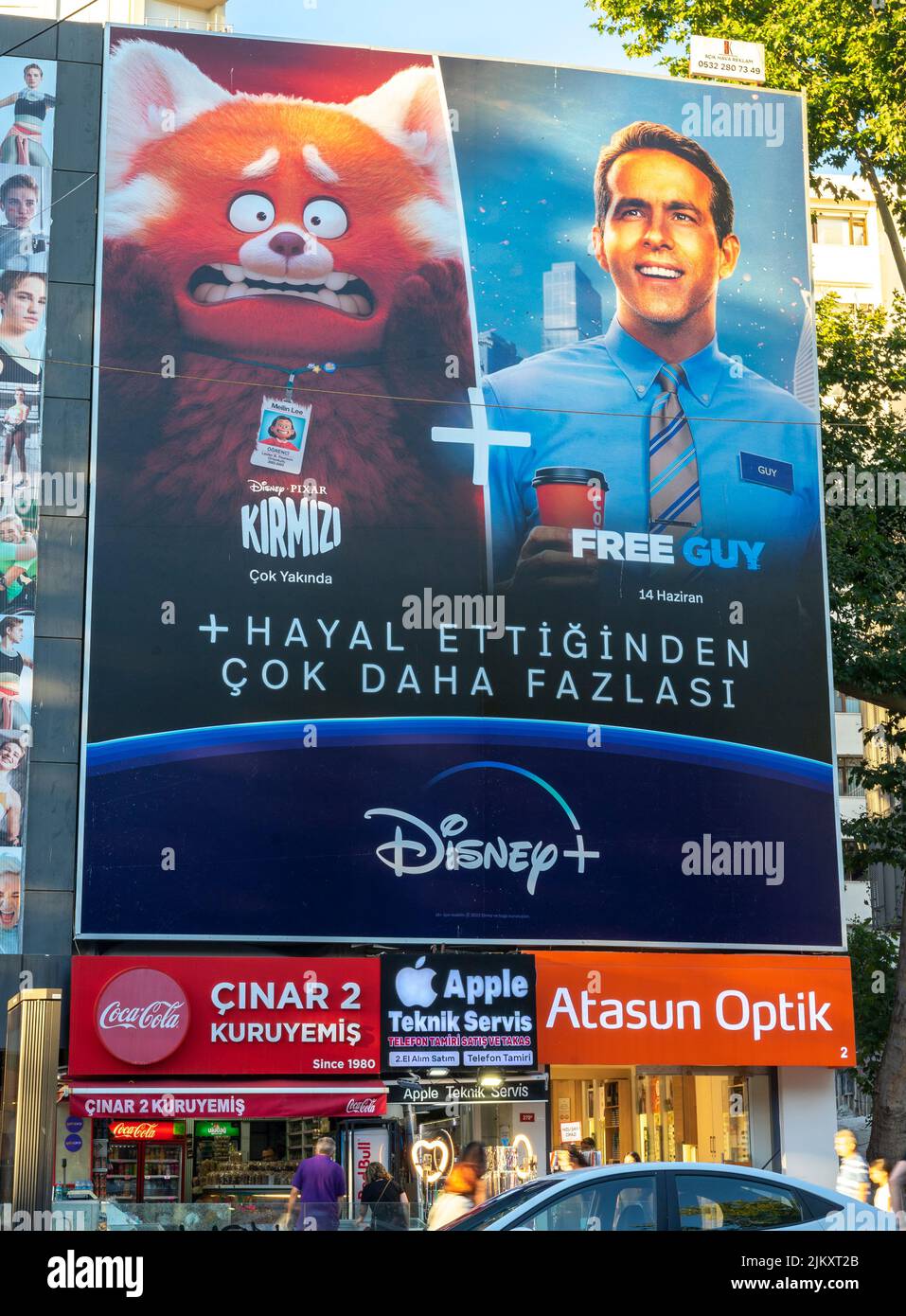 Pubblicità Disney + Plus, grande pubblicità da parete all'aperto a Kadikoy, Istanbul, Turchia Foto Stock